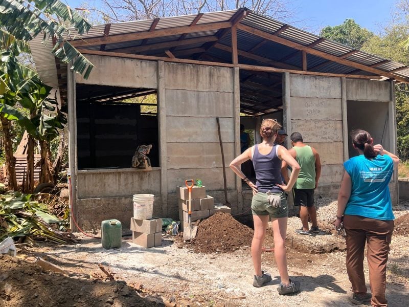 students volunteers building house infraestructure