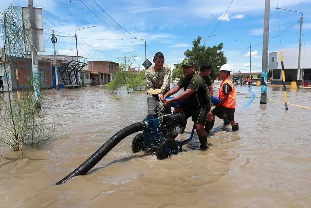 MINISTRO_DE_DEFENSA_INSPECCIONAN_ZONAS_AFECTADAS_POR_INTENSAS_LLUVIAS_EN_TUMBES_PIURA__CHICLAYO_Y_TRUJILLO_52740943362-e1703090912641